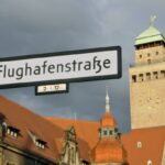 Die Flughafenstraße führt mitten durch ein dichtbesiedeltes Gebiet.