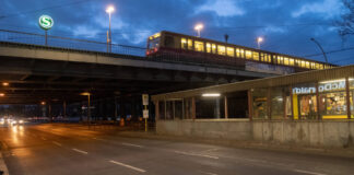S-Bahn am S-Bahnhof