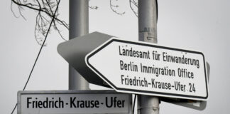 Wegweiser mit der Aufschrift Landesamt fuer Einwanderung, Berlin Immigration Office, Friedrich-Krause-Ufer 24. Foto:Winfried Rothermel *** Signpost with the inscription State Office for Immigration, Berlin Immigration Office, Friedrich Krause Ufer 24 Photo Winfried Rothermel