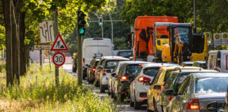 Immer wieder eine Staufalle: die Seestraße im Wedding. Bild: IMAGO/Stefan Zeitz