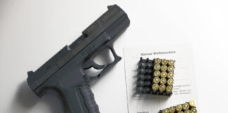 Wer eine Schreckschusspistole, wie diese P99, in der Öffentlichkeit tragen möchte, braucht einen Kleinen Waffenschein. Bild: IMAGO/Future Image