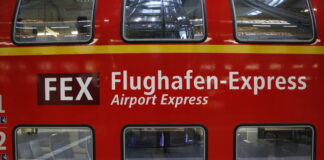 FEX Flughafen Express Airport Express am Hauptbahnhof in Berlin am 03.12.2020 *** FEX Airport Express Airport Express at
