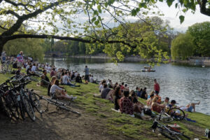 Junge Leute am Urbanhafen genießen die Sicht auf den Landwehrkanal.