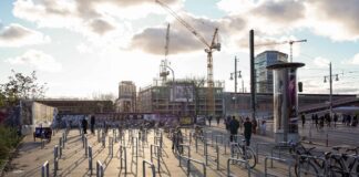 Fahrradbügel an der Warschauer Straße. Bild: IMAGO / Stefan Zeitz