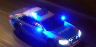 Die alarmierten Einsatzkräfte des Polizeiabschnitts 14 trafen am Tatort zunächst zwei Männer an. Symbolbild: IMAGO