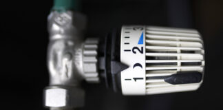 Der Thermostat einer Heizung mit Heizkörper. Die drastisch steigenden Energiepreise belasten viele Haushalte in Deutschland. Ganz besonders betroffen sind Bezieher von Wohngeld oder anderen staatlichen Leistungen. Der Wohngeldzuschuss soll hier helfen. Symbolbild, Themenbild 05.02.2022 Foto:xD.xAnoraganingrumx/xFuturexImage