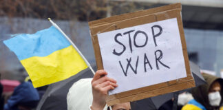 "Stoppt den Krieg!" Am Wochenende wird gegen den ANgriff Russlands auf die Ukraine protestiert. Bild: IMAGO / Jochen Eckel