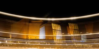 Philharmonie bei Nacht. Bild: Paul Zinken/dpa