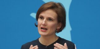 Sozialsenatorin Katja Kipping (Die Linke) nannte die geplante Erhöhung, die nun im Abgeordnetenhaus beraten und dann endgültig beschlossen werden soll, einen wichtigen Schritt hin zu guter Arbeit. Bild: Jörg Carstensen, dpa