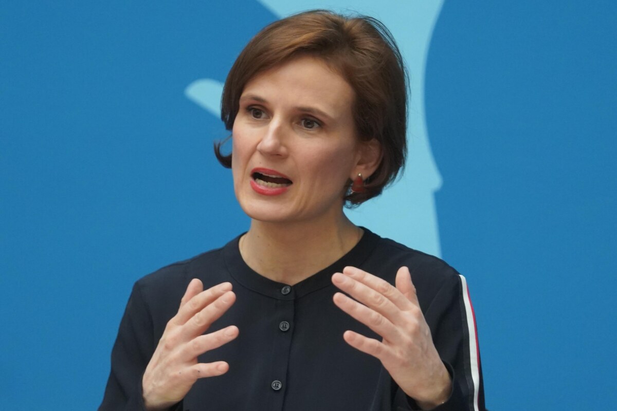 Katja Kipping Sozialsenatorin Katja Kipping (Die Linke) nannte die geplante Erhöhung, die nun im Abgeordnetenhaus beraten und dann endgültig beschlossen werden soll, einen wichtigen Schritt hin zu guter Arbeit. Bild: Jörg Carstensen, dpa