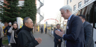 Der vietnamesische Dong-Xuan-Unternehmer Van Hien Nguyen und Senator Schwarz bei der _Begrüßung an der Herzbergstraße