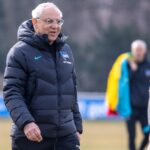 Bei frühlingshaftem Wetter suchte Felix Magath am Dienstag nur selten den direkten Kontakt zu seinen Spielern und beobachtete eher. Bild: Andreas Gora, dpa