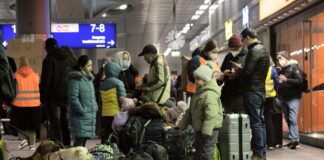 Gedränge am Bahnsteig: Hunderte Menschen aus der Ukraine erreichen Berlin. Bild: Paul Zinken/dpa