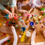 Kreative Mitmach-Angebote für Kinder. Bild: iStock/Getty Images Plus/Deagreez