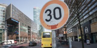 Die Initiative "Lebenswerte Städte durch angemessene Geschwindigkeiten" fordert vom Bund, rechtliche Voraussetzungen dafür zu schaffen, dass Kommunen Tempo 30 anordnen können, wo sie es für notwendig halten. Archivbild: Jörg Carstensen, dpa
