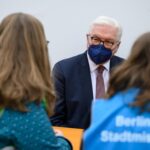 Etwa 45 Minuten sprach der Bundespräsident mit Flüchtlingen und Helfern in dem Zelt der Stadtmission. Bild: Bernd von Jutrczenka, dpa