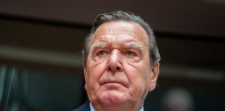 Der Druck auf Ex-Bundeskanzler Gerhard Schröder wächst. Bild: Archivbild/Kay Nietfeld/dpa
