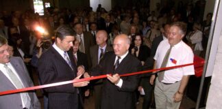 Ein Bild aus anderen Zeiten: 2003 eröffneten die Stadtoberhäupter Klaus Wowereit und Jurij Luschkow (2.v.r.) die Ausstellung "Das andere Moskau: Neue Formen einer alten Stadt" anlässlich der Moskauer Tage in Berlin.Ein Bild aus anderen Zeiten: 2003 eröffneten die Stadtoberhäupter Klaus Wowereit und Jurij Luschkow (2.v.r.) die Ausstellung "Das andere Moskau: Neue Formen einer alten Stadt" anlässlich der Moskauer Tage in Berlin. Bild: IMAGO/PEMAX