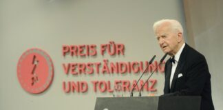 Das Bezirksamt sieht in Richard von Weizsäcker (hier bei einem öffentlichen Auftritt im Jahr 2012) einen der großen deutschen Staatsmänner. Archivbild: IMAGO/epd