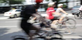 Ein Lkw erfasst eine 31-jährige Radfahrerin. Bild: IMAGO / Rolf Kremming (Symbolbild)