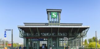 S Bahnhof Westend Spandauer Damm Charlottenburg Berlin Deutschland *** S Westend station Spanda