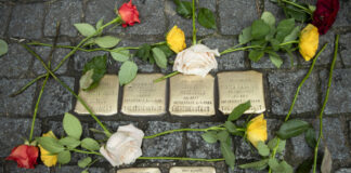 Im April werden in Friedrichshain-Kreuzberg 28 neue Stolpersteine verlegt. Bild: IMAGO / Emmanuele Contini (Symbolbild)