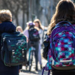 An Schulen und Kitas gab es rund 40 mehrstündige Schwerpunktaktionen für die Schulwegsicherheit. Bild: IMAGO/Andreas Gora
