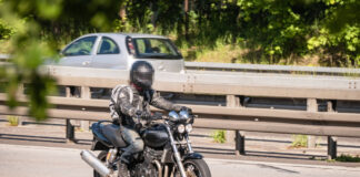 Endlos gerade durch den Grunewald: Die Autobahn 115 verführt viele Verkehrsteilnehmer zum Rasen. Archivbild: IMAGO/Stefan Zeitz