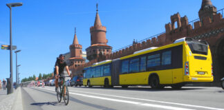 Radfahrer auf der Oberbaumbrücke sollen durch aufgeklebte Bordsteine mehr Sicherheit bekommen. Bild: IMAGO / PEMAX
