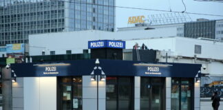 Polizeiwache am Alexanderplatz. Bild: IMAGO / Rainer Zensen