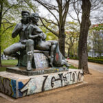 Beliebter Treffpunkt für Jugendliche: der Arnimplatz in Prenzlauer Berg. Bild: IMAGO/Jürgen Ritter
