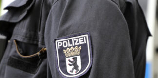 Wappen der Berliner Polizei auf dem Einsatzanzug eines Polizisten *** Coat of arms of the Berlin police on the uniform