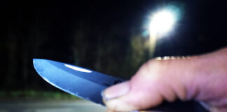 In Marzahn wurde ein Mann unvermittelt von einem Unbekannten mit einem Messer in den Bauch gestochen. BIld: IMAGO / Gottfried Czepluch