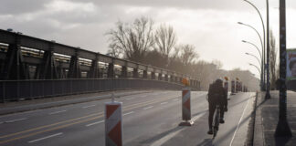 Ein Radfahrer auf der Elsenbrücke. Bild: IMAGO / Dirk Sattler