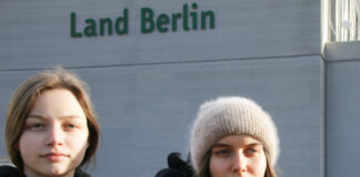 Julia und Alexandra aus Kiew zählten zu den ersten Kriegsflüchtlingen aus der Ukraine, die nach Berlin gekommen sind. Bild: IMAGO/Rolf Kremming
