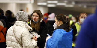 Ukrainische Flüchtlinge werden auf dem Berliner Hauptbahnhof empfangen. Freiwillige Helfer versorgen die Kriegsflüchtlinge mit Kleidung, Lebensmitteln und Hygieneartikeln. Bild: IMAGO/Future Image