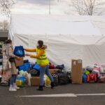 Auch am Zentralen Omnibusbahnhof am Funkturm kommen viele Kriegsflüchtlinge aus der Ukraine an. Hier haben die Malteser die Koordinierung der Hilfen übernommen. Bild: IMAGO/Stefan Zeitz