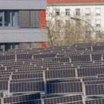 Solaranlage auf dem Dach einer Turnhalle in Wilmersdorf. Bild: IMAGO/Marius Schwarz