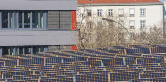 Solaranlage auf dem Dach einer Turnhalle in Wilmersdorf. Bild: IMAGO/Marius Schwarz