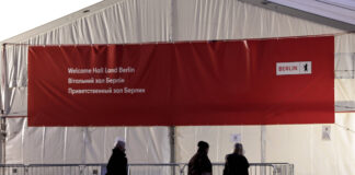 Auf dem Vorplatz des Berliner Hauptbahnhofs (Washingtonplatz) hat der Berliner Senat ein beheiztes Zelt fuer die ankomme