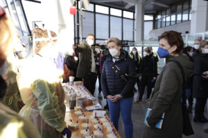 Senatschefin Franziska Giffey (Bildmitte) und Sozialsenatorin Katja Kipping (rechts) besichtigen das neue Ankunftszentrum auf dem früheren Flughafen Tegel. Bild: IMAGO/Jens Schicke