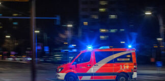 Ein Rettungswagen mit Blaulicht auf Einsatzfahrt. 18.03.2022, GER - Berlin, Ein Rettungswagen mit Blaulicht auf Einsatzf
