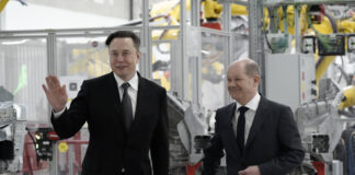 Tesla-Chef Elon Musk (links) und Bundeskanzler Olaf Scholz bei der Eröffnung der Gigafactory in Grünheide. Bild: IMAGO/Political-Moments