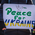 Endlich Frieden in der Ukraine: Dafür setzt sich auch die Schulgemeinschaft des Albert-Schweitzer-Gymnasiums in Neukölln ein.