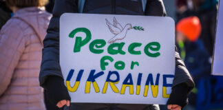 Endlich Frieden in der Ukraine: Dafür setzt sich auch die Schulgemeinschaft des Albert-Schweitzer-Gymnasiums in Neukölln ein.