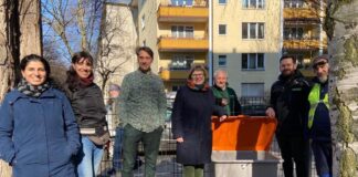 Stadträtin Annika Gerold (4.v.r.) hat die erste von zehn Materialkisten übergeben. Bild: Dr. Kathrin Kohle