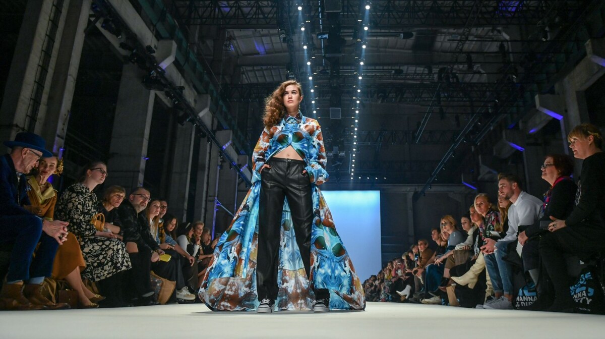 Models zeigen bei der Fashion Week in 2020 Kreationen des Labels Rebekka Ruetz.