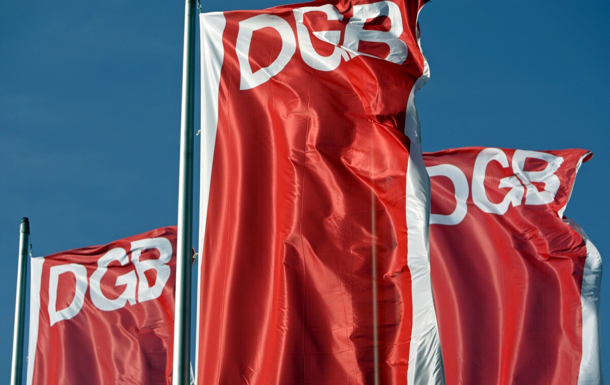 Fahnen des Deutschen Gewerkschaftsbunds (DGB) wehen vor dem blauen Himmel.