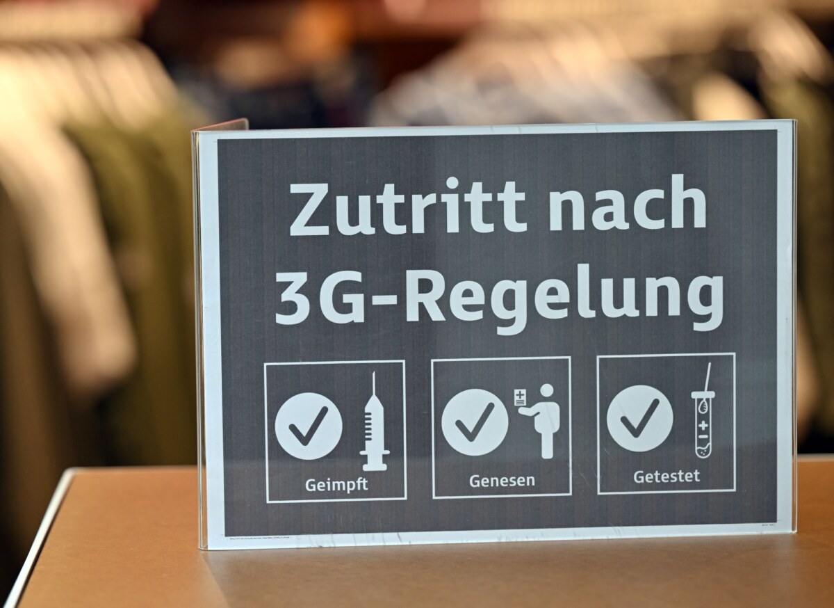 Ein Schild in einem Bekleidungsgeschäft weist auf die 3G-Regelung hin.