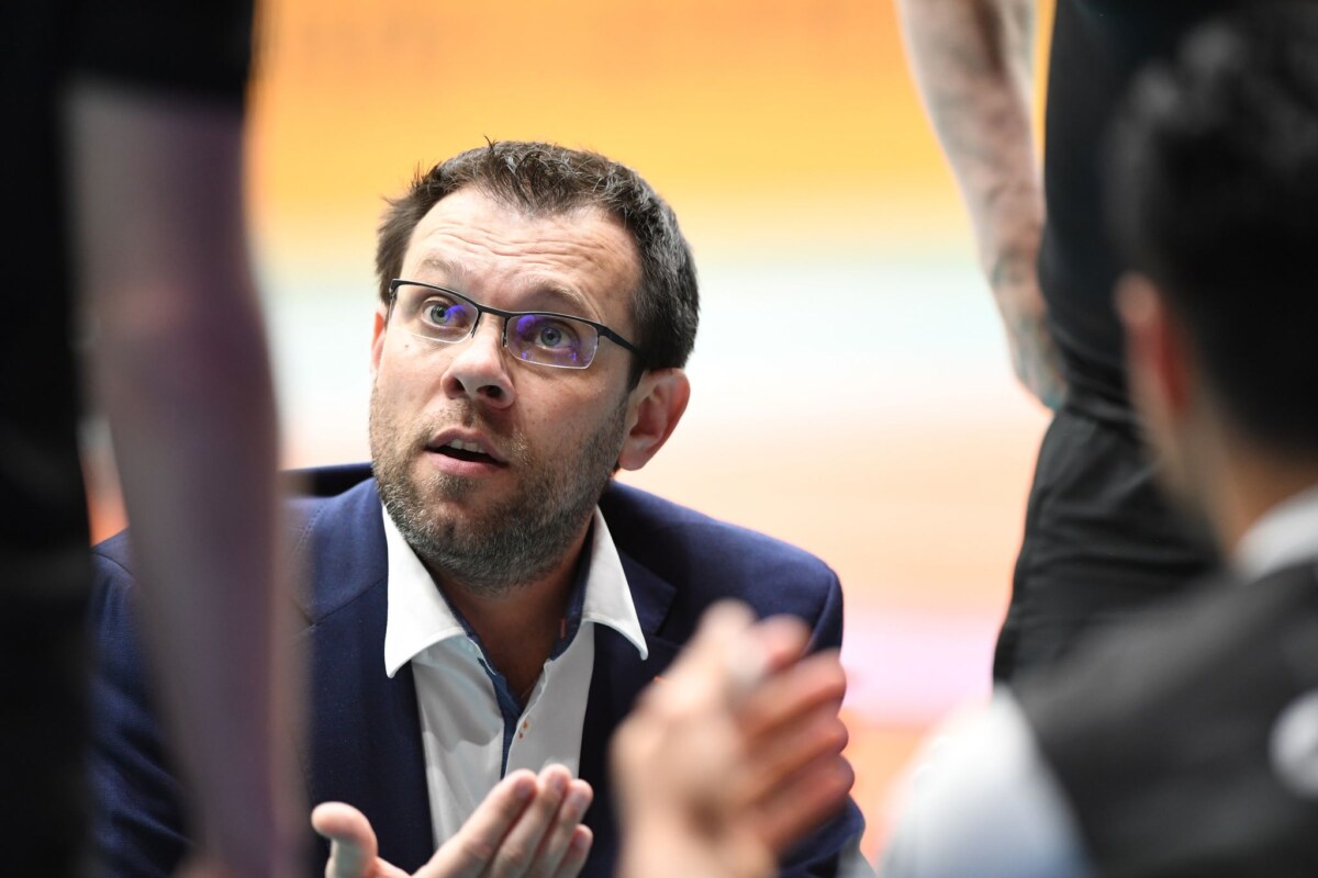Cedric Enard, Trainer von den Berlin Volleys, spricht mit seinen Spielern.